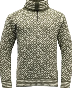 .i3{margin-bottom:16px}Devold Unisex Svalbard Wool Zip NeckOlive/Offwhite