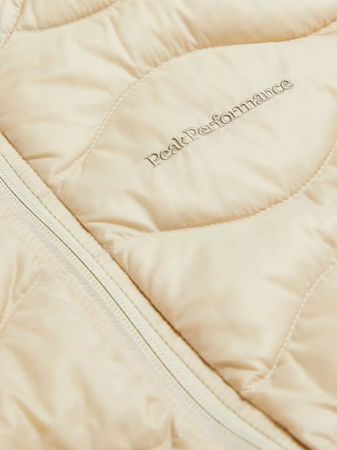 Peak Performance Women's Helium Down Vest Sand Fog