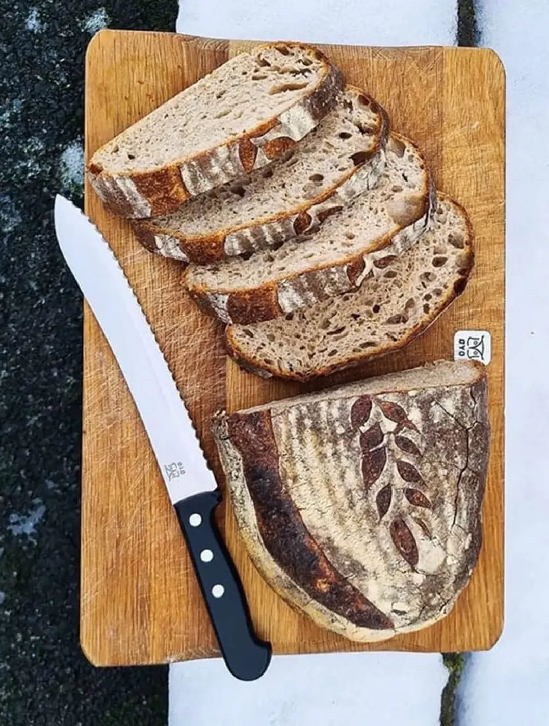 Øyo Budalen Brødkniv Sort Skaft, 21cm